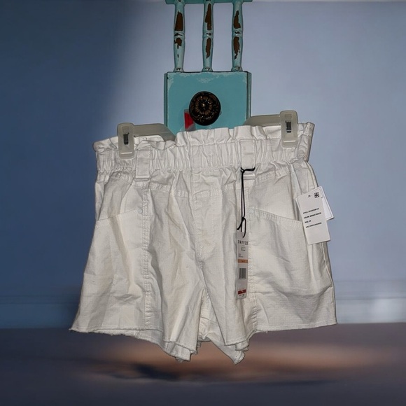 🔥NWT:FRAYED JEANS White Pocketed Fringed Baggy Elastic Waist High Waist Shorts - Picture 6 of 10